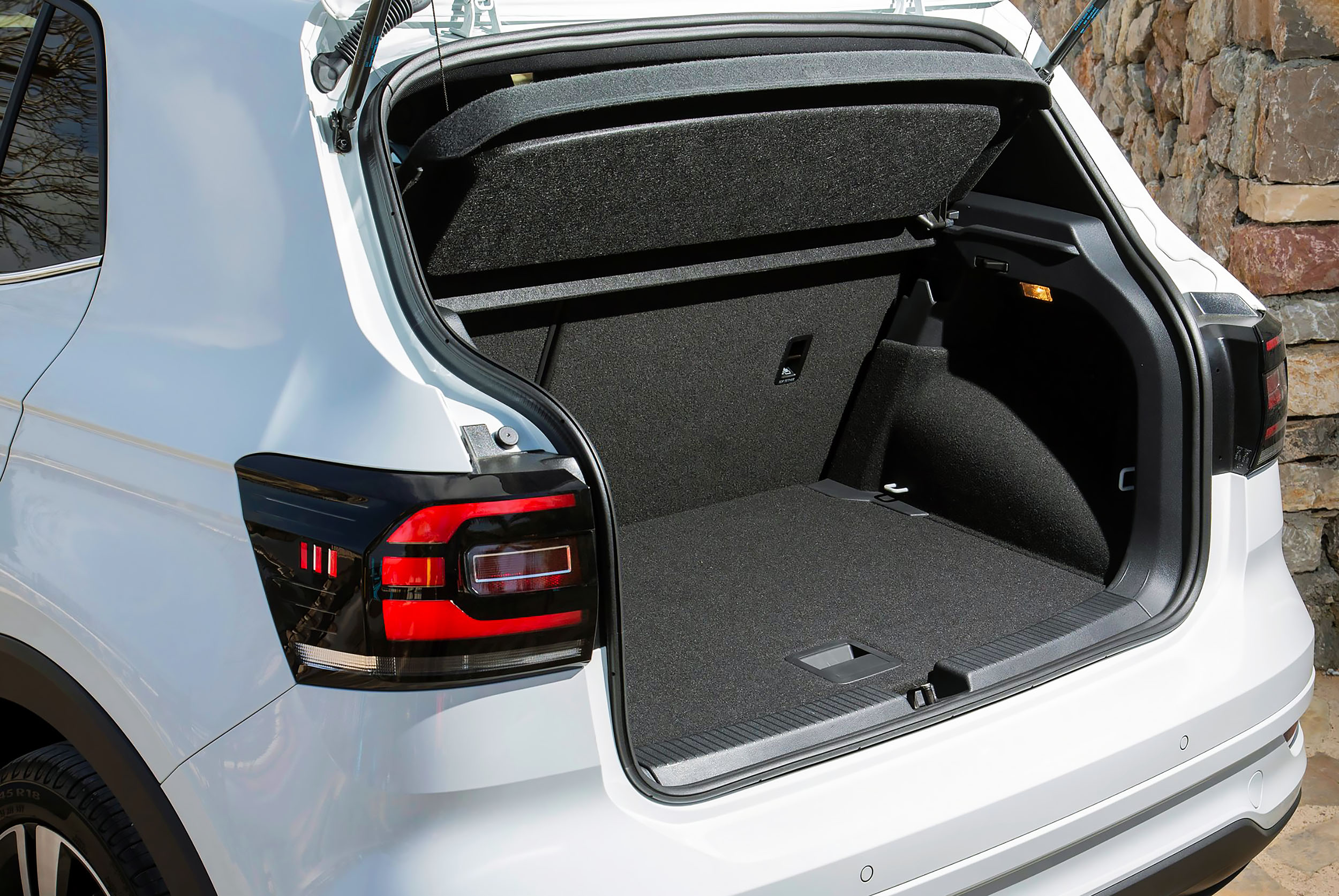 Alfa rent a car Cluj Volkswagen VW T-Cross Interior Boot Space Design inchirieri auto