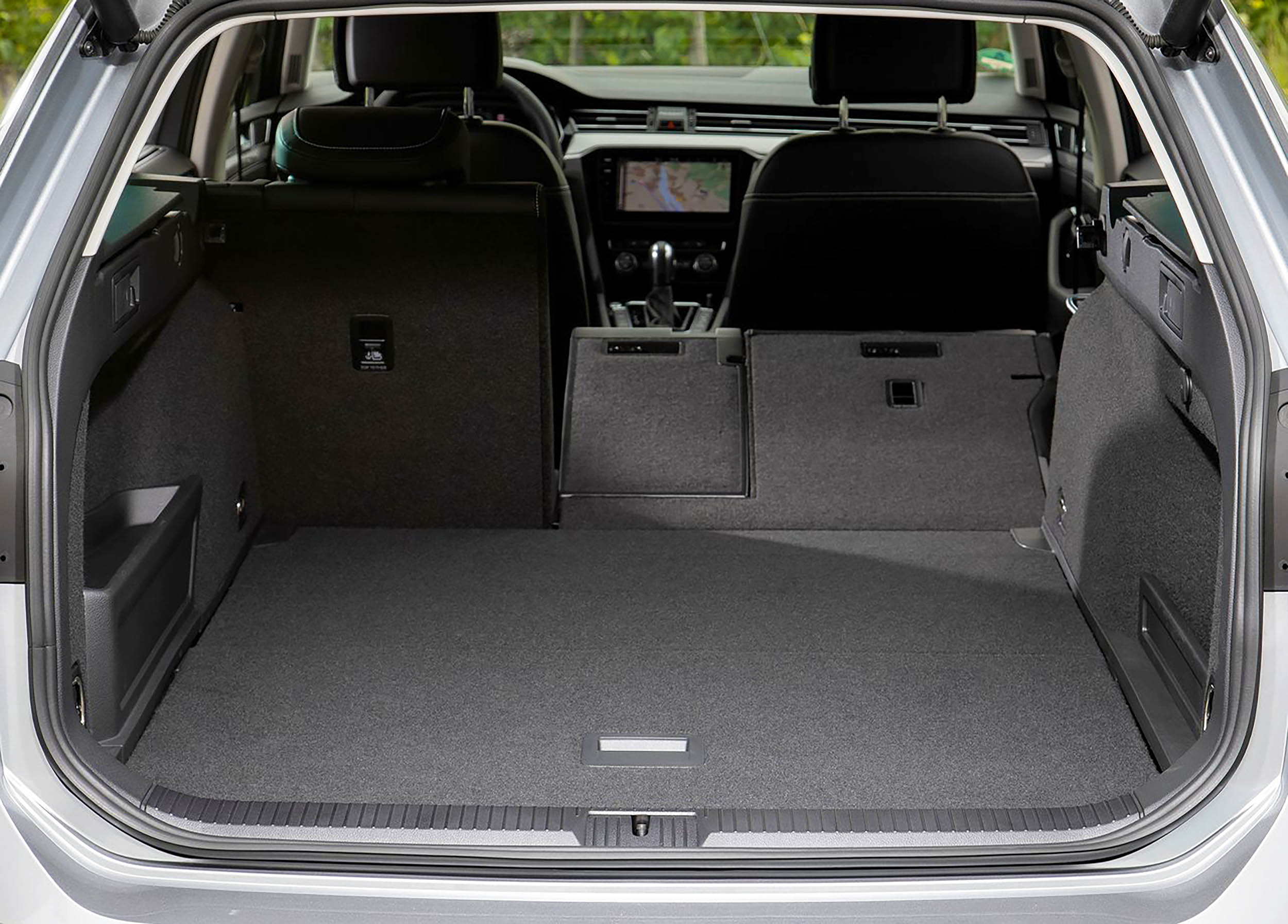 Volkswagen VW Passat Variant B8 Trunk Boot Volume Space Design