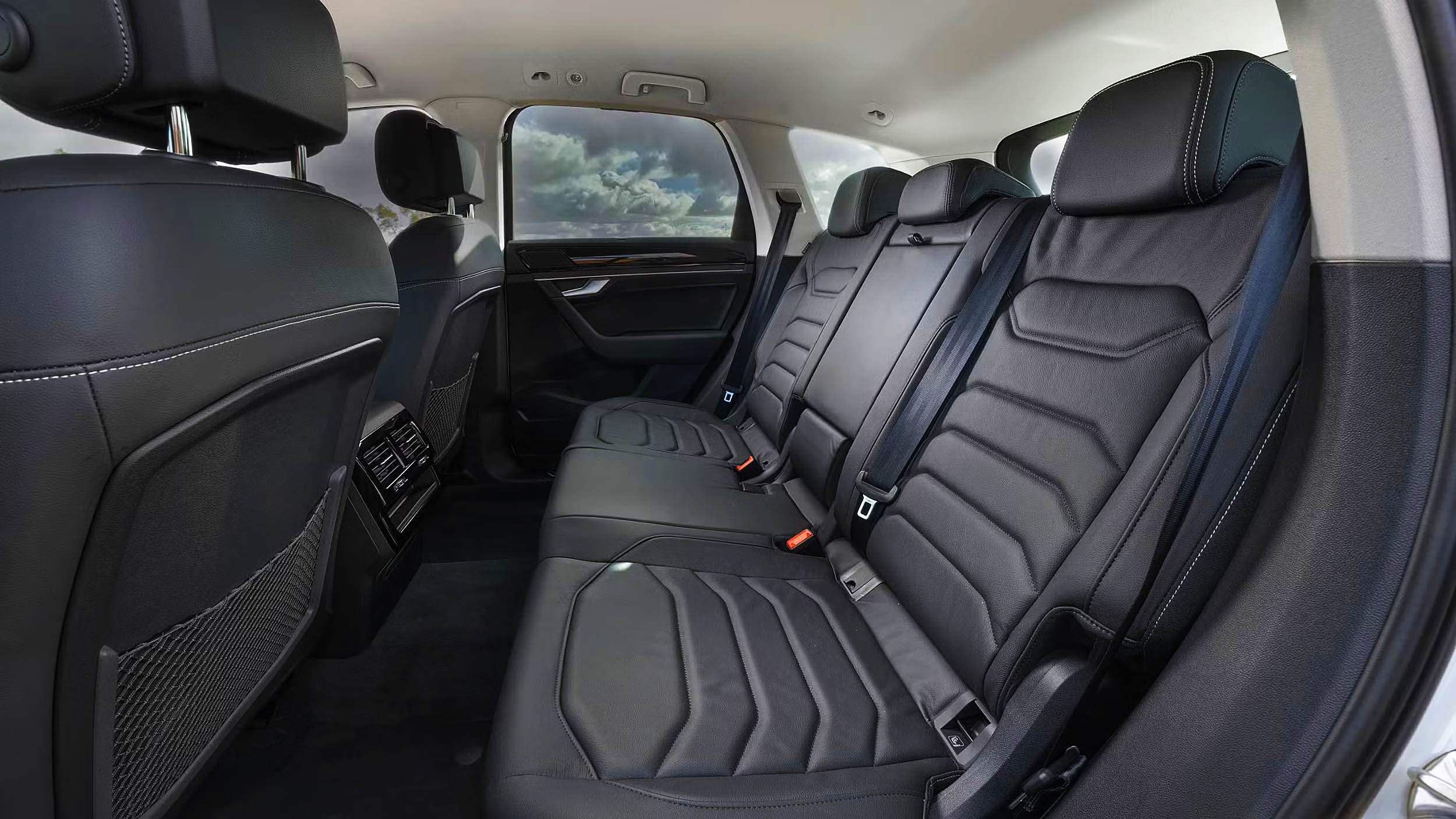 Alfa inchirieri auto Cluj Volkswagen VW Touareg 2017 Rear Seats Confort Space Design