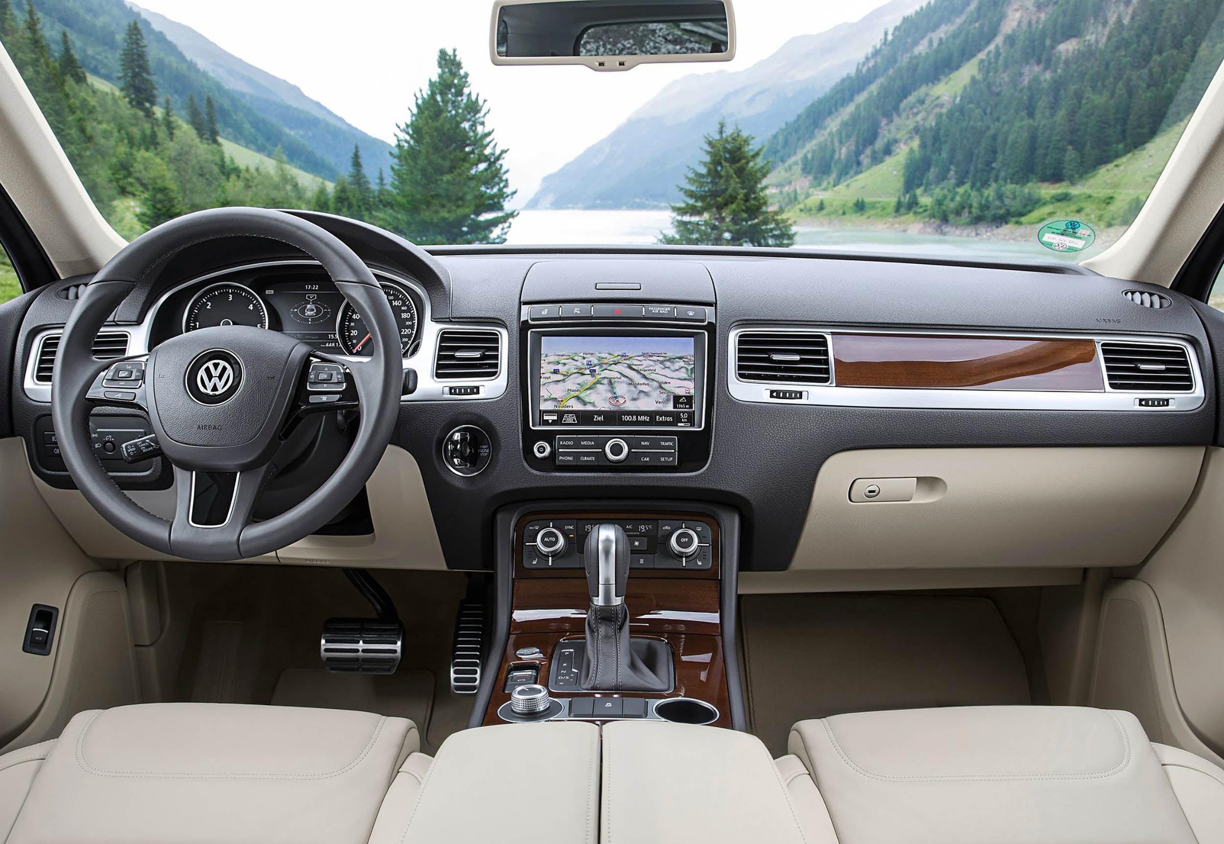 Alfa rent a car Cluj Volkswagen VW Touareg 2017 Interior Dashboard Infotainment Design