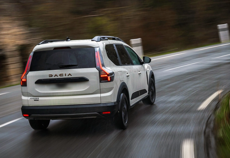 Piața auto din România în aprilie 2026: Creștere ușoară de 2% a vânzărilor de mașini noi